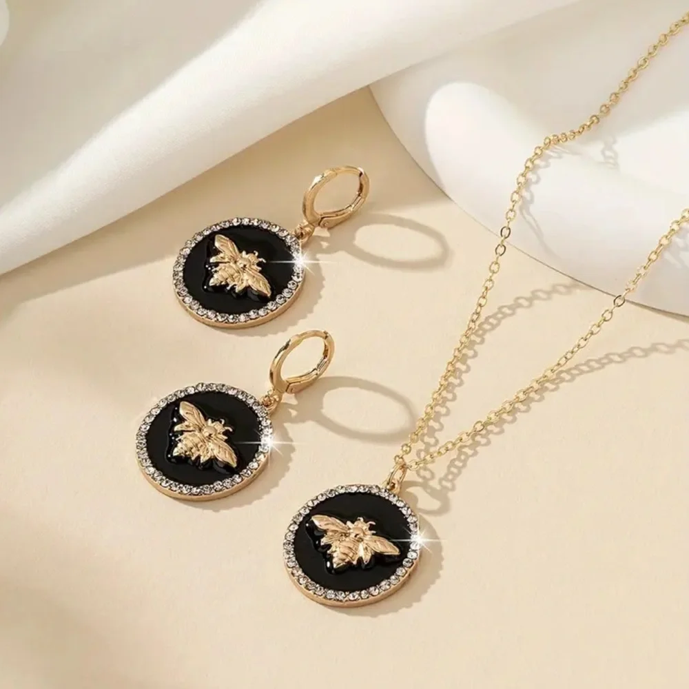 Elegant Luxury Designer Pendant Necklace - NEW